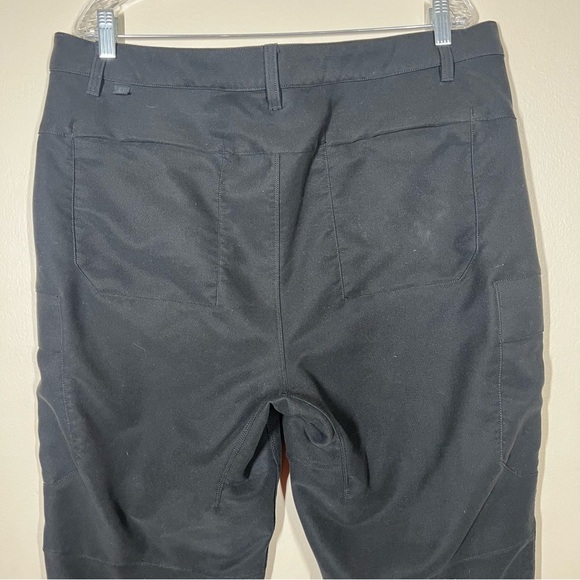 Lululemon Utilitarian Cargo Pants Mens Size 38 Black Classic Fit - Picture 7 of 9